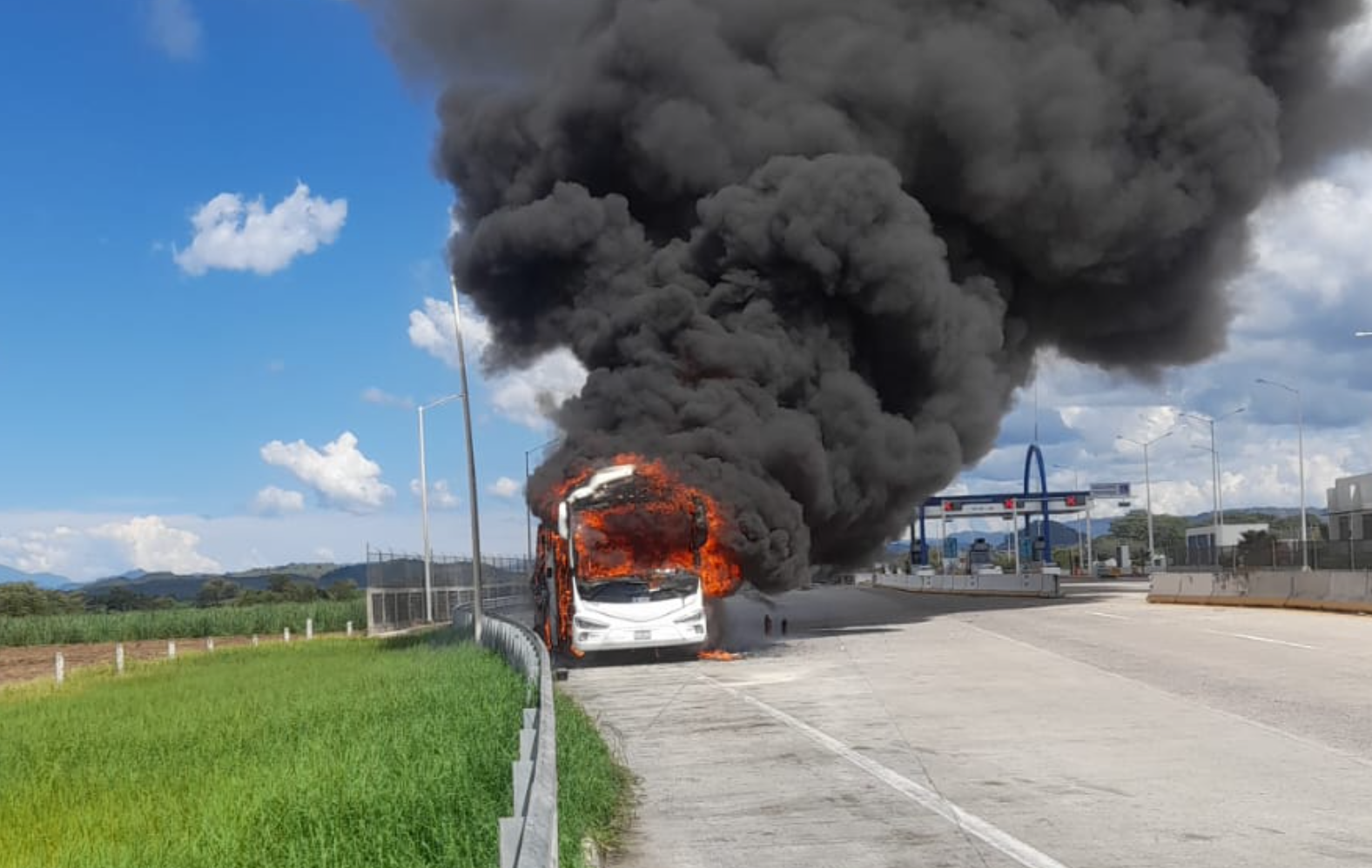 Autobús de turismo se incendia en la carretera Tepic-Guadalajara